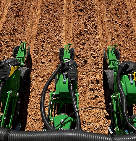 Обробка поля за допомогою просапної сівалки John Deere серії 1700