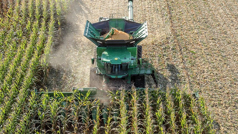 Комбайн серії X від John Deere збирає врожай кукурудзи