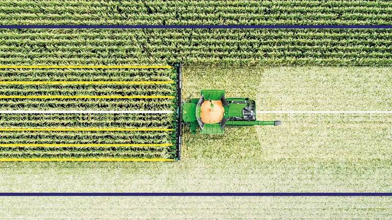 Комбайн серії X від John Deere збирає врожай кукурудзи