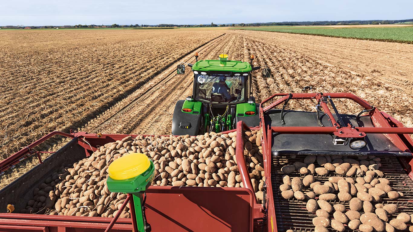 Сельскохозяйственное производство преобладает в. Картофель техника John Deere. Системы точного земледелия John Deere. John Deere уборка картофеля. Механизированное сельское хозяйство в Германии.