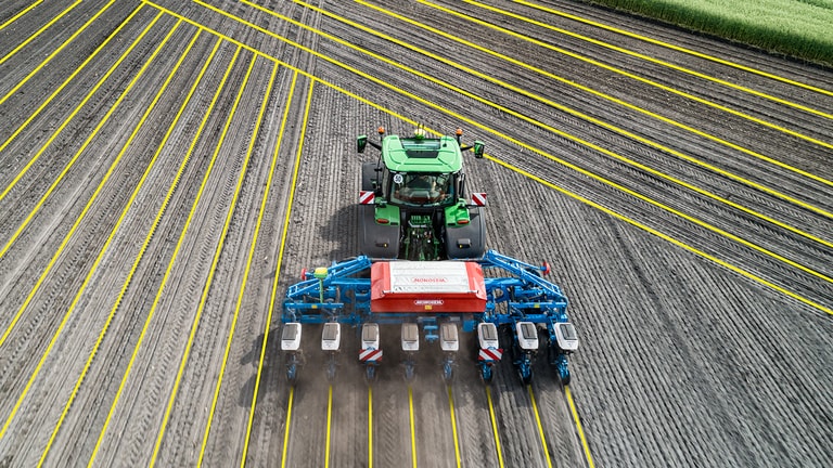 Вид згори на трактори John Deere Autopath